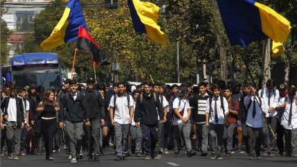   Secundarios marcharon en Santiago para conmemorar el Día del Joven Combatiente 
