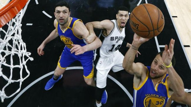Los Warriors superaron a los Spurs en nuevo duelo de postulantes al título en la NBA