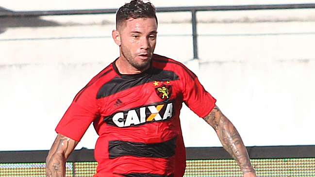 Eugenio Mena se perdió duelo de Sport Recife por molestia durante el calentamiento