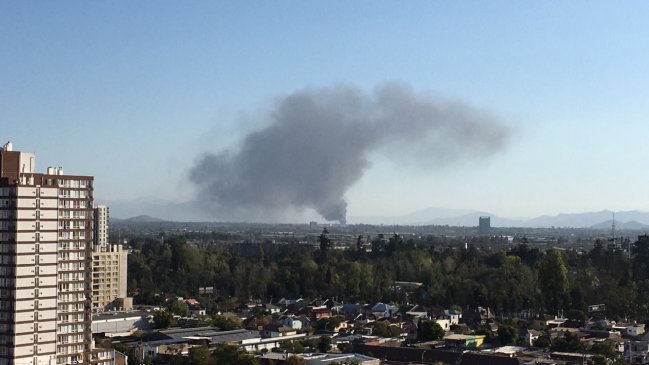 Incendio en fábrica de Maipú movilizó a 14 compañías de Bomberos