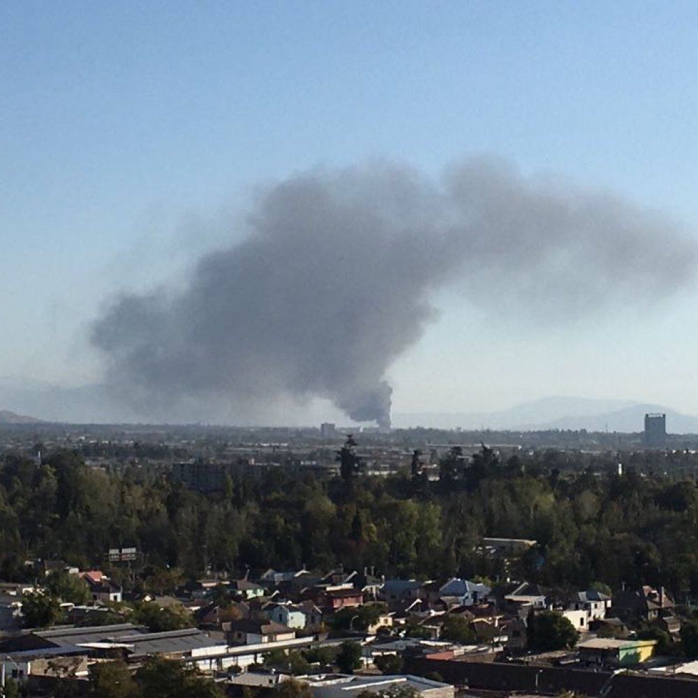 Incendio en fábrica de Maipú movilizó a 14 compañías de Bomberos