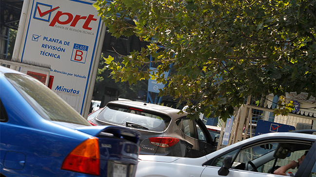 Largas filas en plantas de revisión técnica: Hoy vence plazo para permiso de circulación