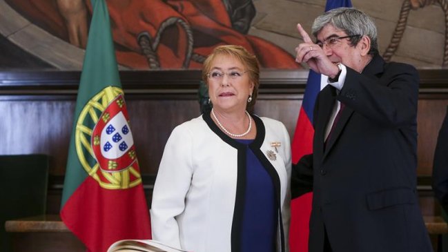 En Portugal, Bachelet llamó a los chilenos en el exterior a votar en estas Presidenciales