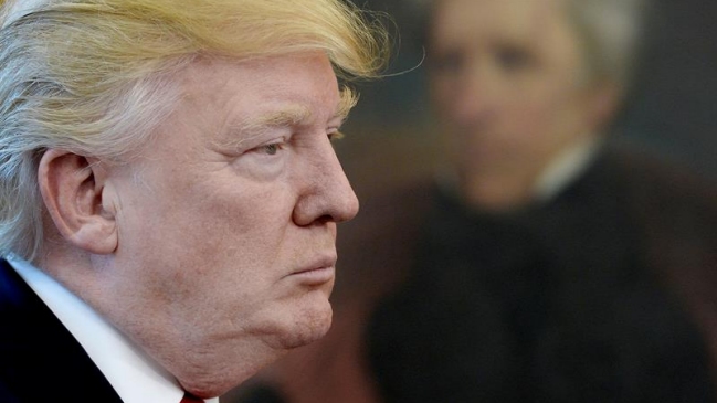 Trump dice que republicanos siguen negociando para sustituir el 