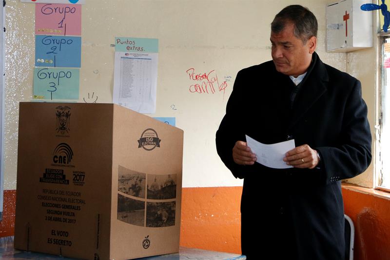 Correa pide esperar resultados oficiales ante encuestas de salida 
