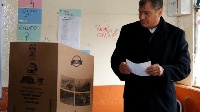 Correa pide esperar resultados oficiales ante encuestas de salida 