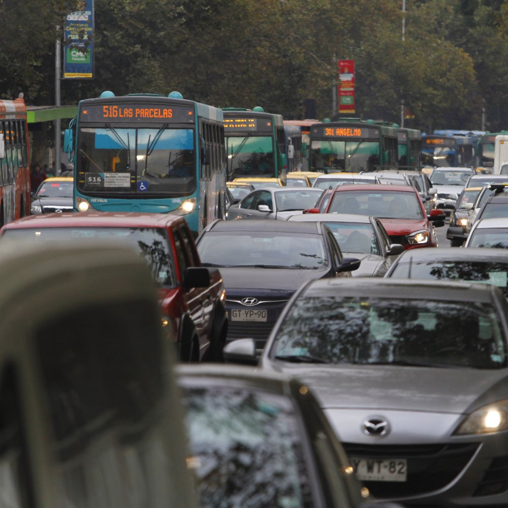 Este lunes comienza la restricción en la Región Metropolitana para vehículos no catalíticos