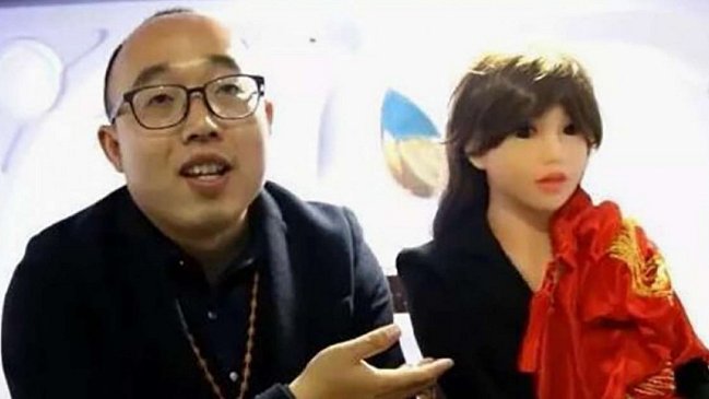 Ingeniero se aburrió de la presión social y se casó con mujer-robot que él mismo construyó
