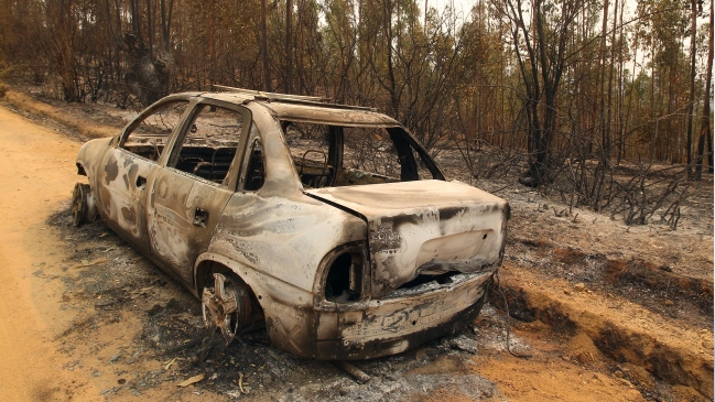 Hallan vehículo robado a notario completamente quemado en Ercilla