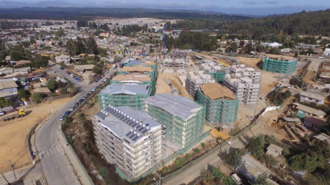 Ministra Saball visitó villa que beneficiará a 400 afectados por megaincendio de 2014