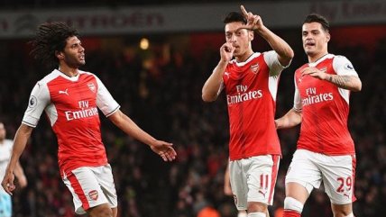 Ozil, Walcott y Giroud le dieron el triunfo a Arsenal ante West Ham en la liga inglesa