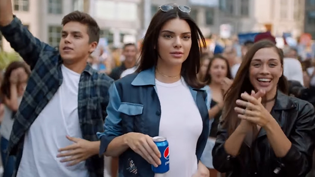 Kendall Jenner es acusada de burlarse de los movimientos raciales en comercial de Pepsi