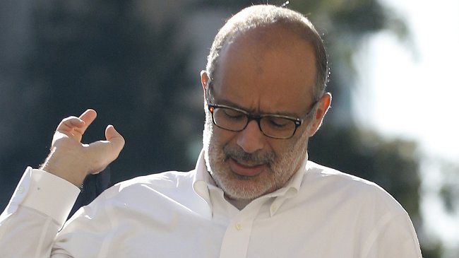 Mal rato para el ministro Valdés: Le tiraron monedas en el centro de Santiago