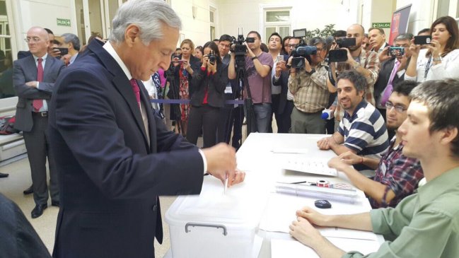 Canciller llamó a chilenos en el extranjero a 