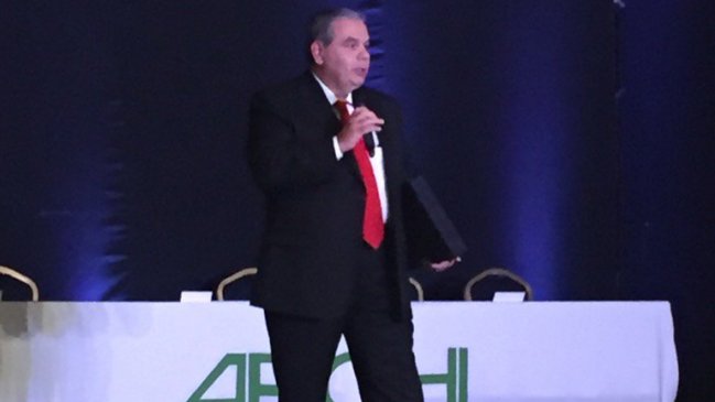 Archi entregó reconocimiento al periodista Aldo Schiappacasse