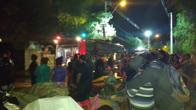 Incendio en Peñalolén afectó a siete viviendas y dejó 18 damnificados