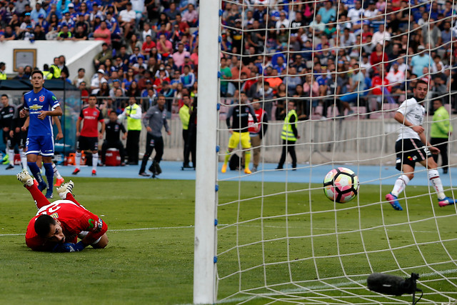 Johnny Herrera fue criticado en redes por su débil reacción en gol de Rivero