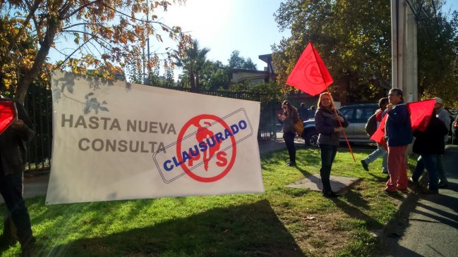 Militantes socialistas protestan en la previa a definición presidencial del PS