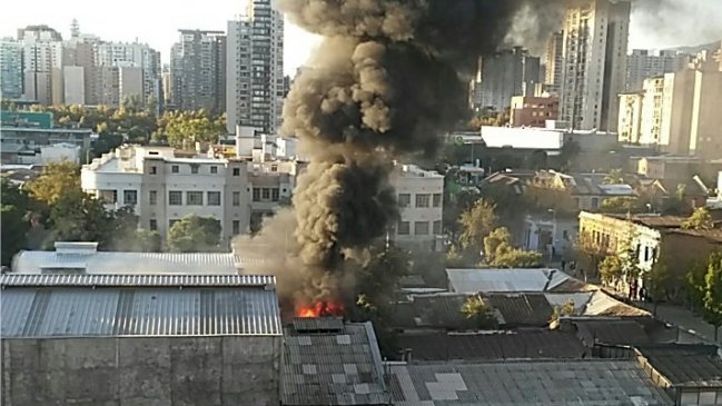 Incendio afectó a bodega en centro de Santiago