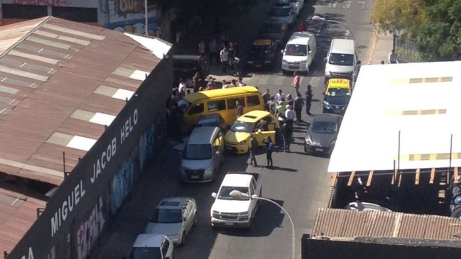 Colisión de furgón escolar y auto dejó al menos 15 menores lesionados en Santiago