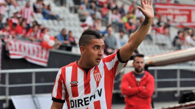 Jeisson Vargas sumó minutos en igualdad de Estudiantes con Newell's en Argentina