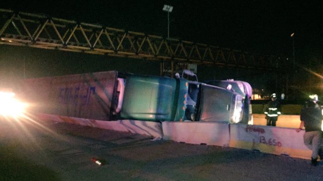 Camión de alto tonelaje volcó en Ruta 5 Norte en dirección hacia Santiago