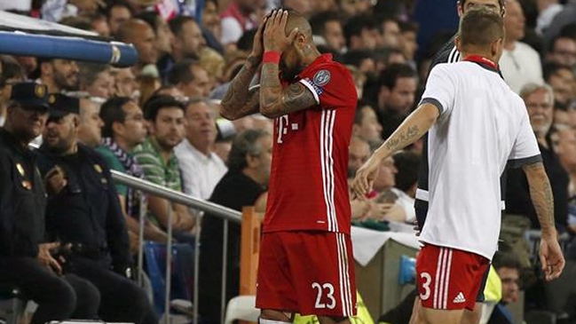 Medio español acusa que Arturo Vidal y dos compañeros increparon al árbitro en el vestuario