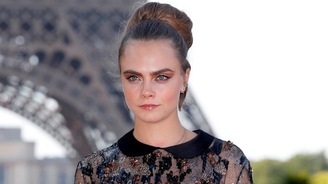 Prohíben anuncio de máscara de pestañas de Cara Delevingne por engañoso