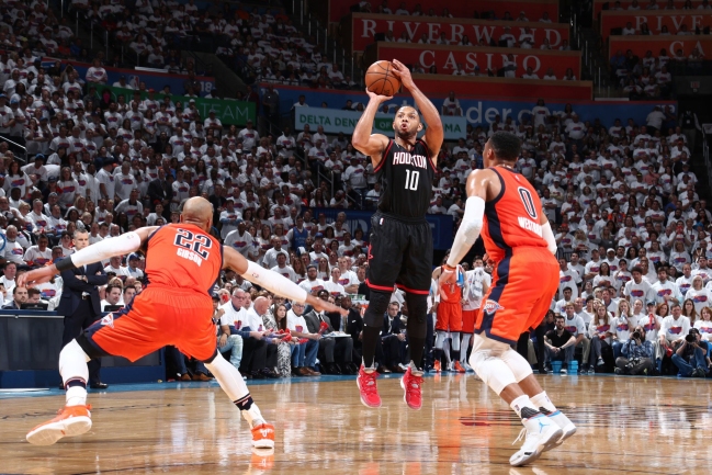 Los Rockets vencieron a Oklahoma y quedaron a un paso de avanzar