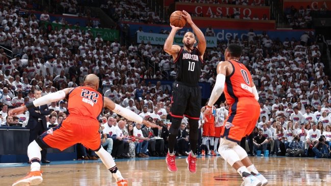 Los Rockets vencieron a Oklahoma y quedaron a un paso de avanzar