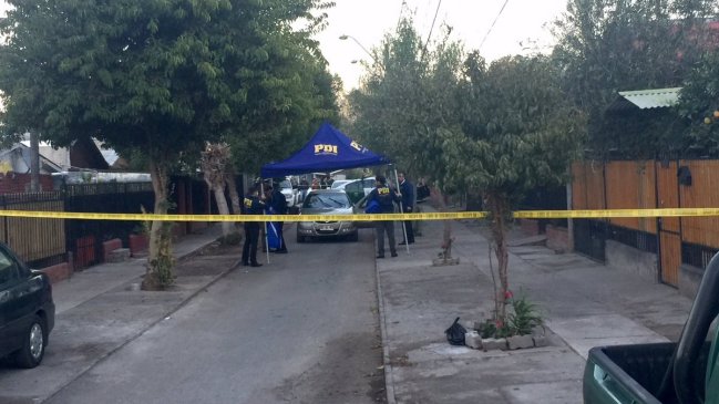 Personal de Carabineros investiga hallazgo de cuerpo en vehículo en Lo Prado