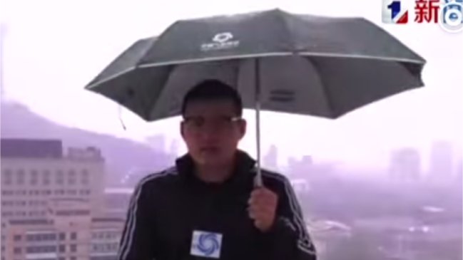 Rayo alcanzó a reportero chino que informaba sobre lluvias