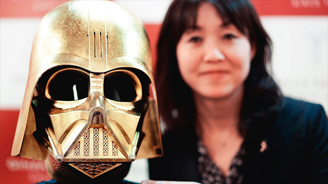 Venderán réplica en oro del casco de 