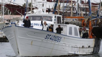   Le Pen hace campaña a bordo de un pesquero y remarca diferencias con Macron 