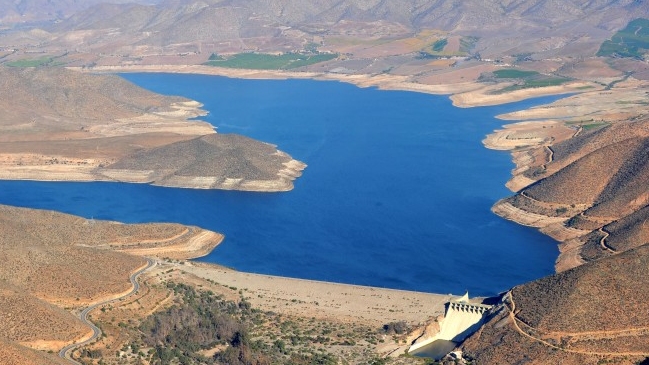 Volcamiento de bote de pesca deportiva dejó dos desaparecidos en Monte Patria
