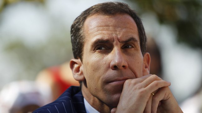 Concejala criticó altos sueldos en Santiago por 