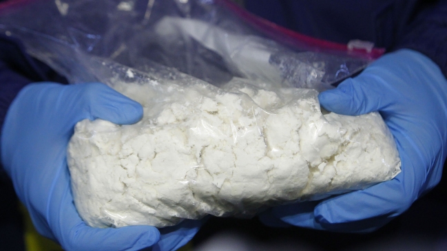 Mujer utilizaba a sus pequeños hijos para vender droga en Perú: Está prófuga