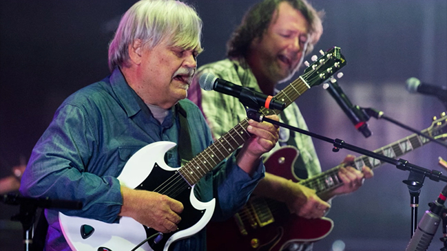 Figura del rock estadounidense falleció en pleno show y su banda siguió tocando