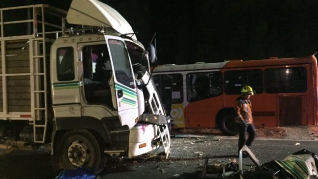 Un lesionado tras choque entre camión y bus del Transantiago en Quilicura