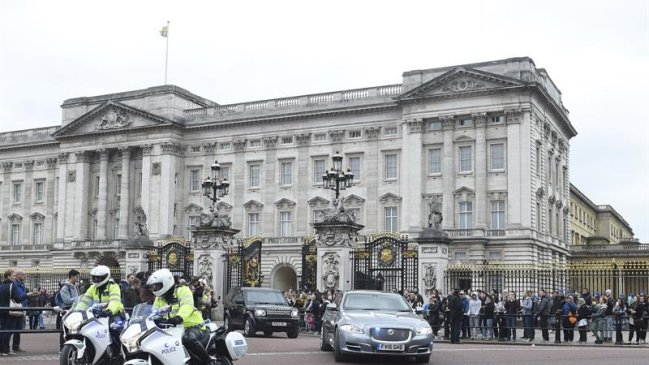 Reina Isabel II convocó a reunión de urgencia en Palacio de Buckingham