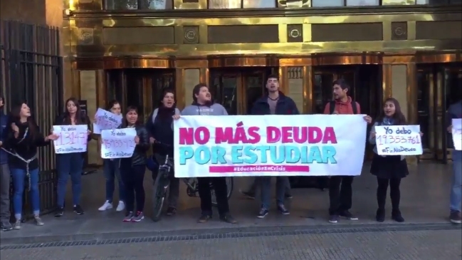 Universitarios se encadenaron a bancos para protestar contra el CAE