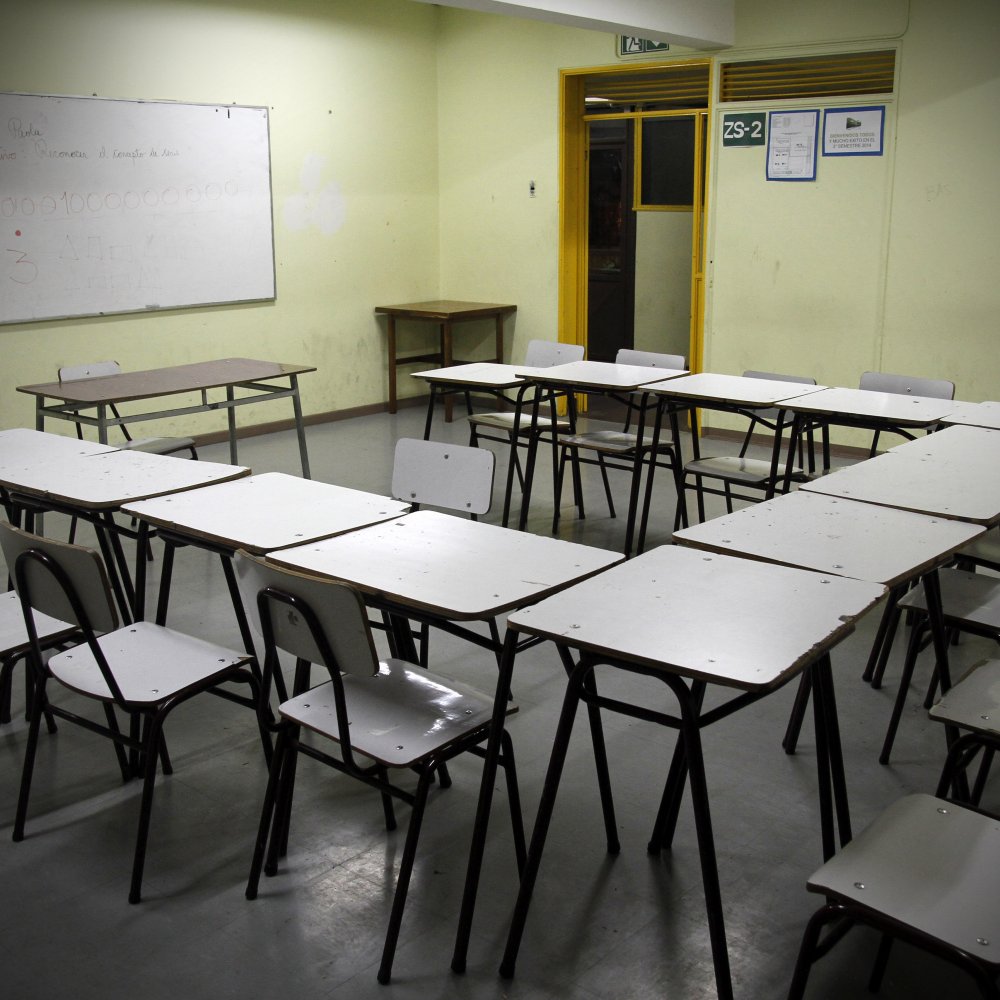 Madre deberá pagar con cárcel agresión a directora de una escuela en Uruguay