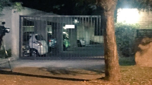 Pareja sufrió violento portonazo al llegar a su vivienda en Providencia