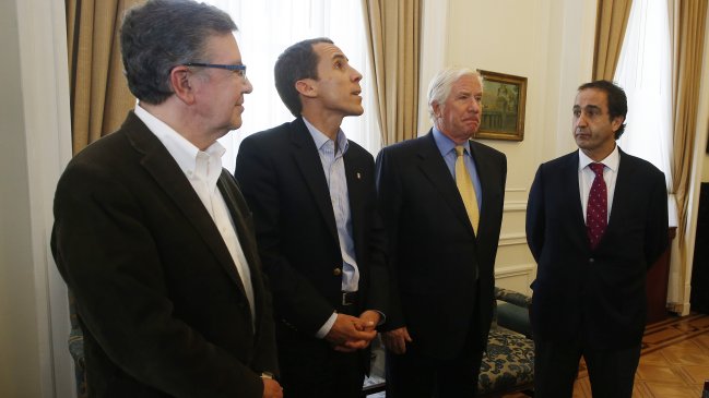 Alessandri se reunió con ex alcaldes de Santiago para abordar déficit en educación