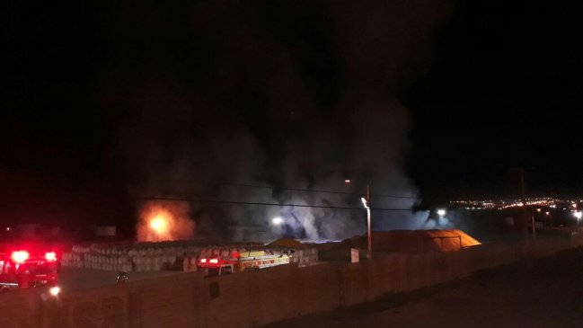 Bomberos combate incendio químico en azufrera de Alto Hospicio