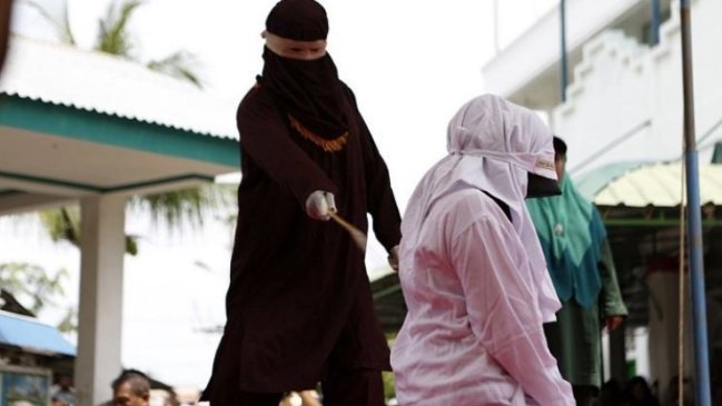 Hombre fue condenado a 2.000 latigazos por acosar sexualmente a su hija