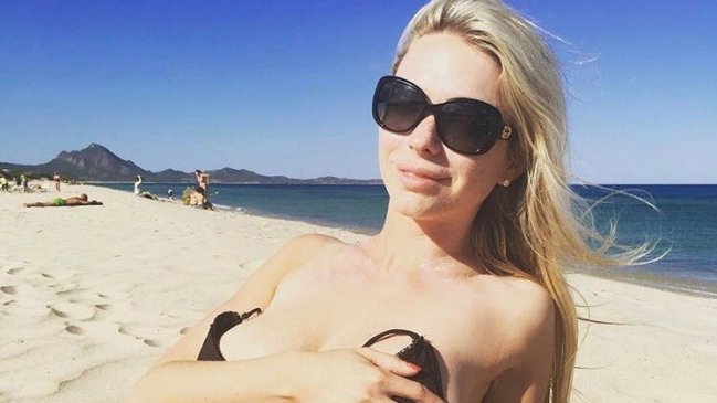 Irresponsable modelo Playboy casi provoca accidente en Giro de Italia