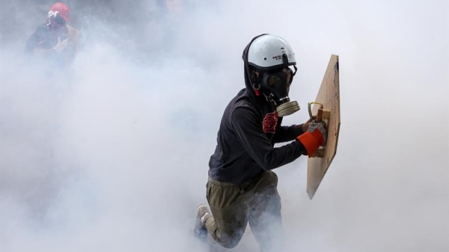 Manifestantes venezolanos arrojaron excremento a los agentes policiales