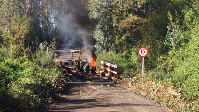 Encapuchados quemaron tractor de la UFRO en Quepe