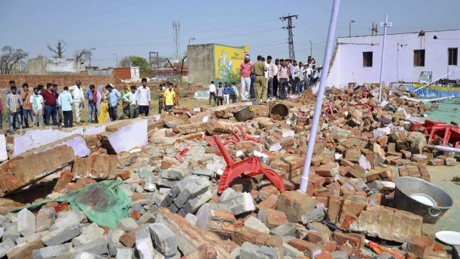 Al menos 24 muertos tras derrumbarse un muro durante una boda en la India
